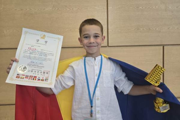 Iustin Ștefan Petcu, finalist al campaniei „100 de tineri pentru dezvoltarea României”, a câștigat aurul la competiția internațională de aritmetică mentală de la Busan, Coreea de Sud