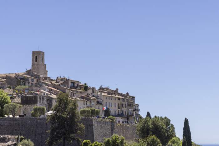 Peisaj urban Saint Paul de Vence în departamentul Alpi Maritimes, regiunea Provence-Alpes-Coasta de Azur din sud-estul Franței
