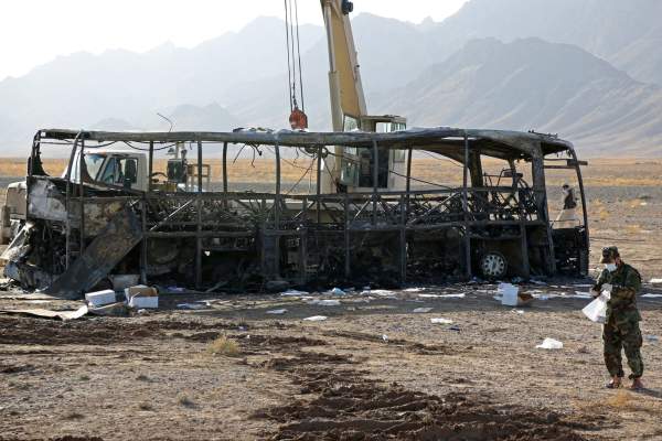 Accident îngrozitor cu peste 76 de morți, printre care 17 copii! Imagini de la locul dezastrului de pe șosea | FOTO