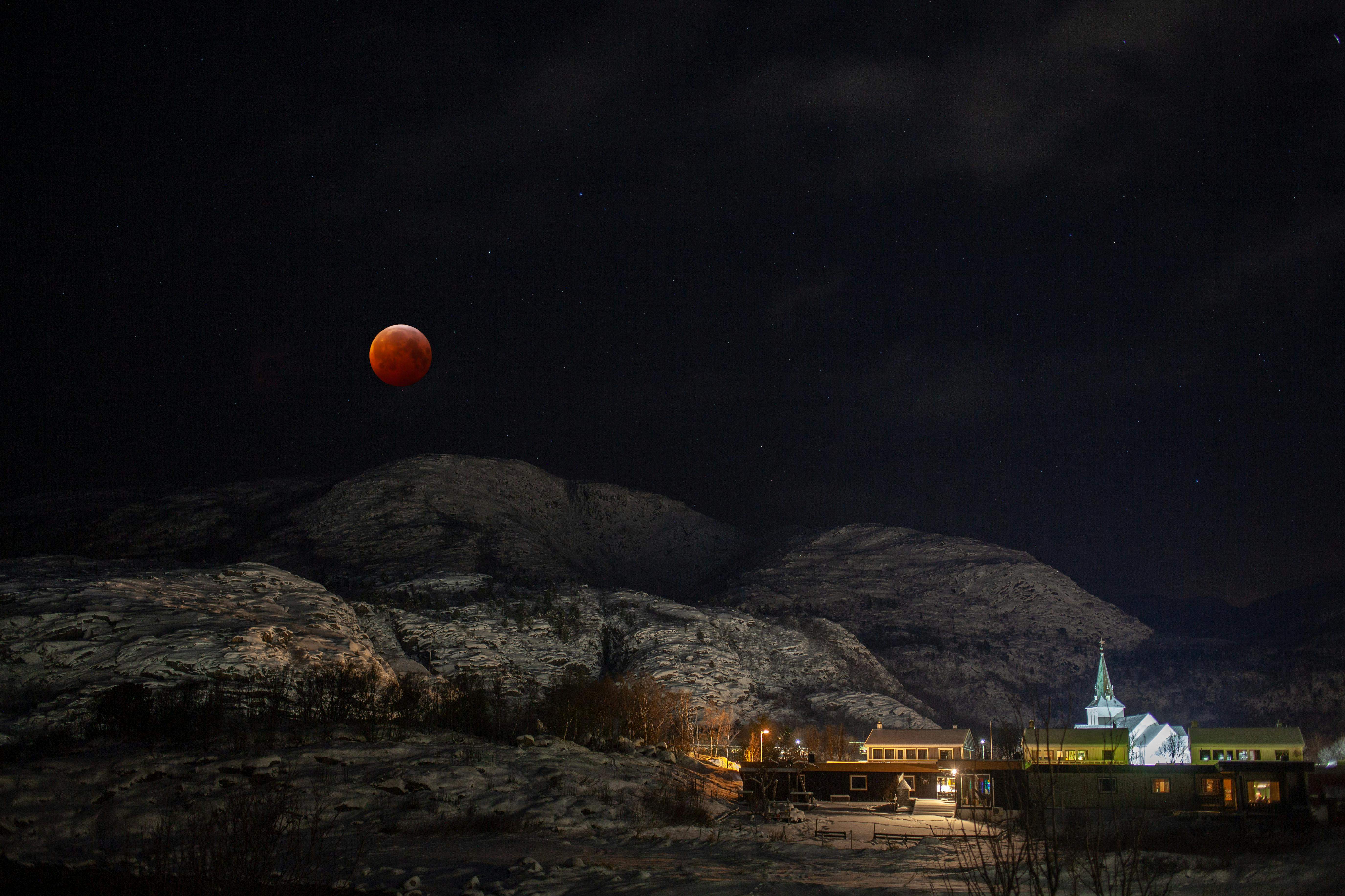 Luna Sângerie are loc în septembrie. Este a doua și ultima eclipsă totală de Lună din 2025