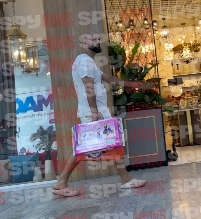 Aceste imagini iţi vor sfâşia inima! Cum îi alină Alex Marcu durerea fetiţei sale!  Au trecut aproape trei luni de la uciderea Teodorei Marcu | PAPARAZZI