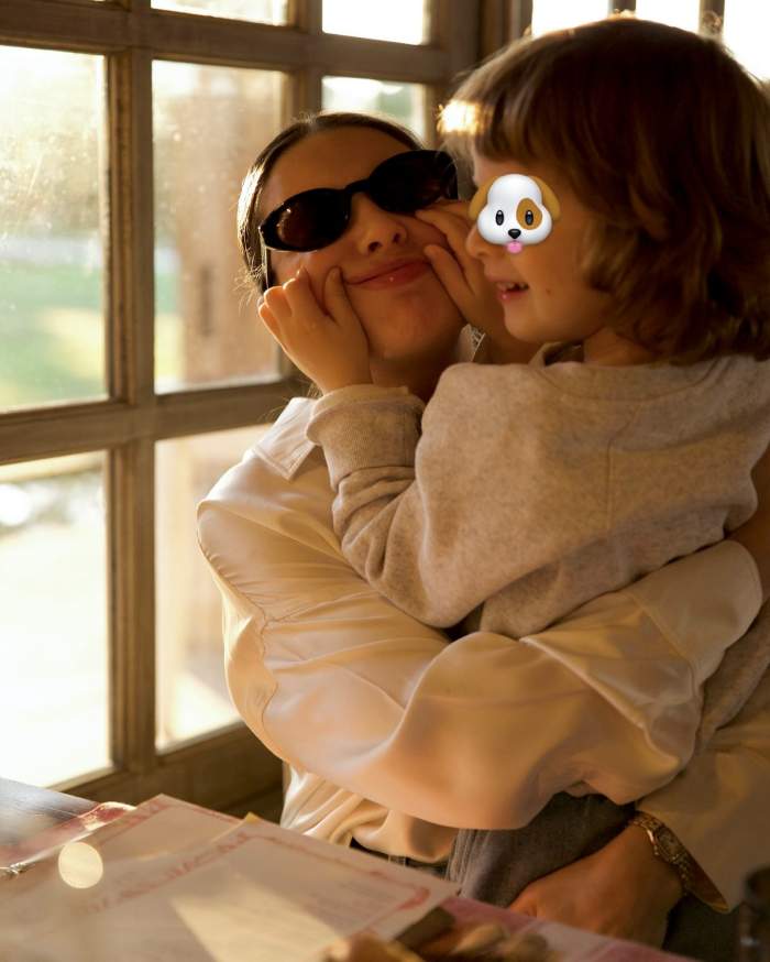 Povestea fabuloasă de viaţă a singurei românce care o machiază pe Angelina Jolie! Trăieşte la Paris cu soţul şi fiul, şi este şi ea, la rându-i virală pe net