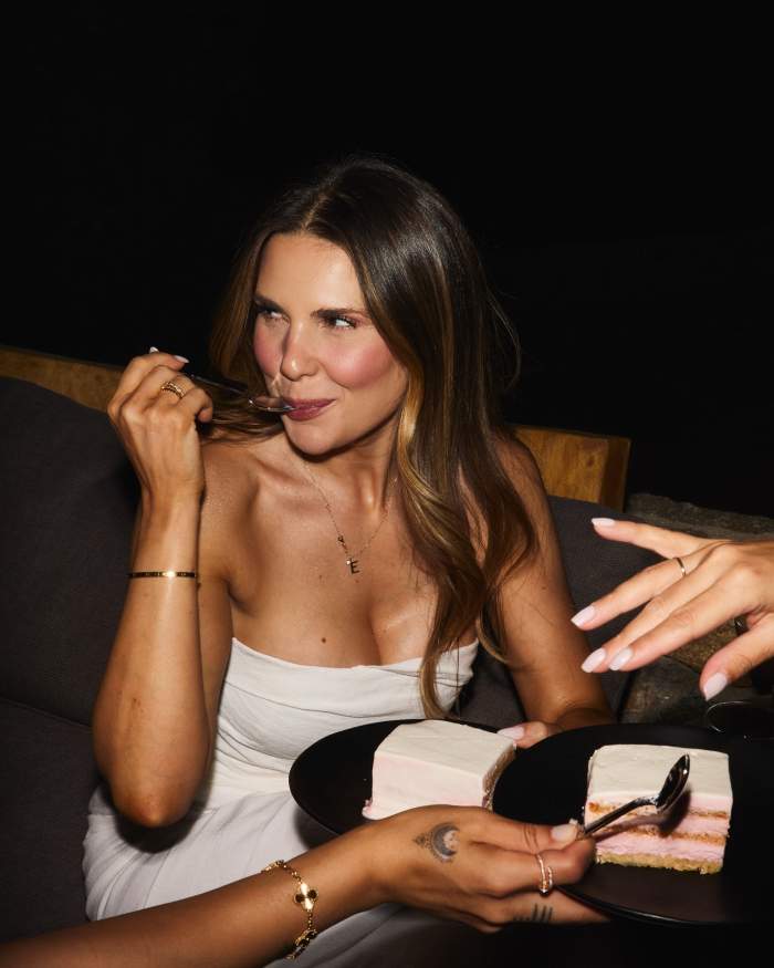 Povestea fabuloasă de viaţă a singurei românce care o machiază pe Angelina Jolie! Trăieşte la Paris cu soţul şi fiul, şi este şi ea, la rându-i virală pe net