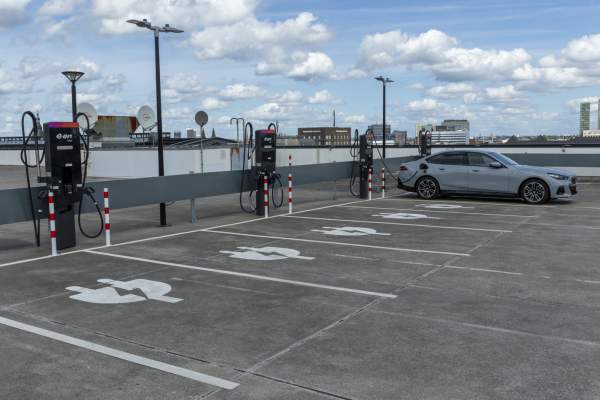 O româncă a fost uitată de soț într-o benzinărie din Germania. Alți români i-au sărit femeii în ajutor