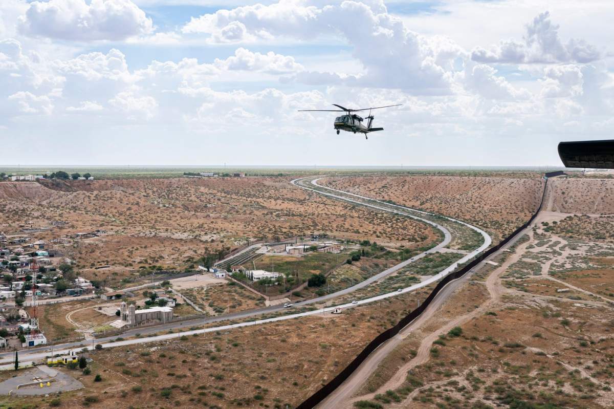 Secretarul Departamentului de Securitate Internă (DHS), Kristi Noem, a călătorit cu un avion militar și mai târziu cu un elicopter până la Zidul de la Granița de Sud al SUA, unde a organizat o sesiune foto.