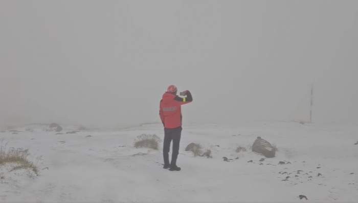 Locul din România unde zăpada are câțiva centimetri, în luna august! A nins ca-n povești. Imagini spectaculoase | VIDEO