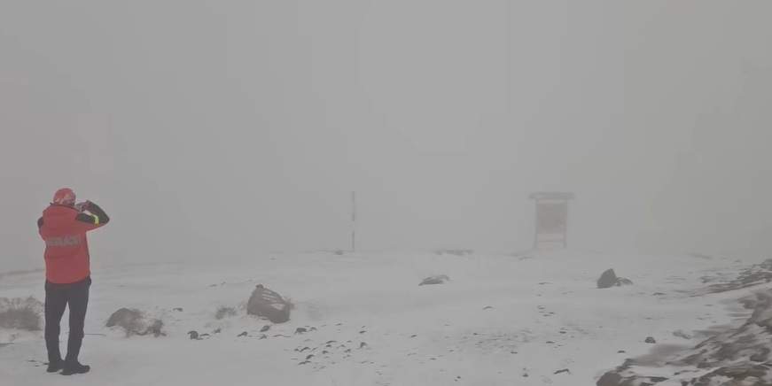 Locul din România unde zăpada are câțiva centimetri, în luna august! A nins ca-n povești. Imagini spectaculoase | VIDEO
