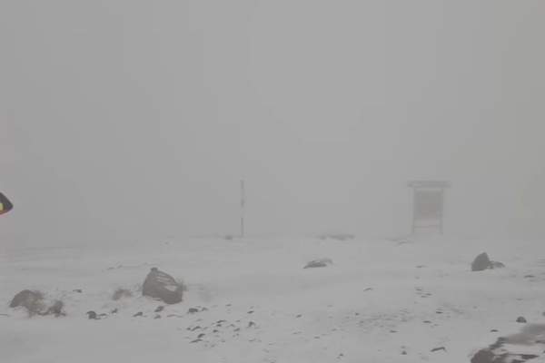 Locul din România unde zăpada are câțiva centimetri, în luna august! A nins ca-n povești. Imagini spectaculoase | VIDEO