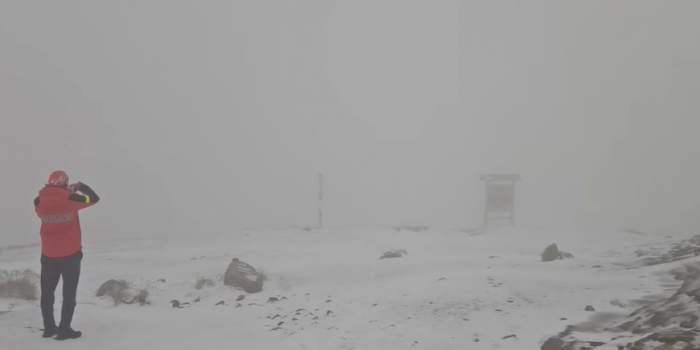 Locul din România unde zăpada are câțiva centimetri, în luna august! A nins ca-n povești. Imagini spectaculoase | VIDEO