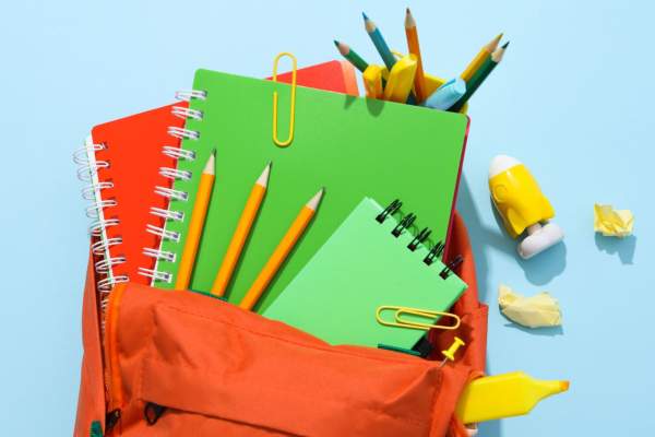 Începutul școlii 2025 lovește în buzunarul părinților! Ce trebuie să cumpere și cât plătesc pentru un pachet de bază