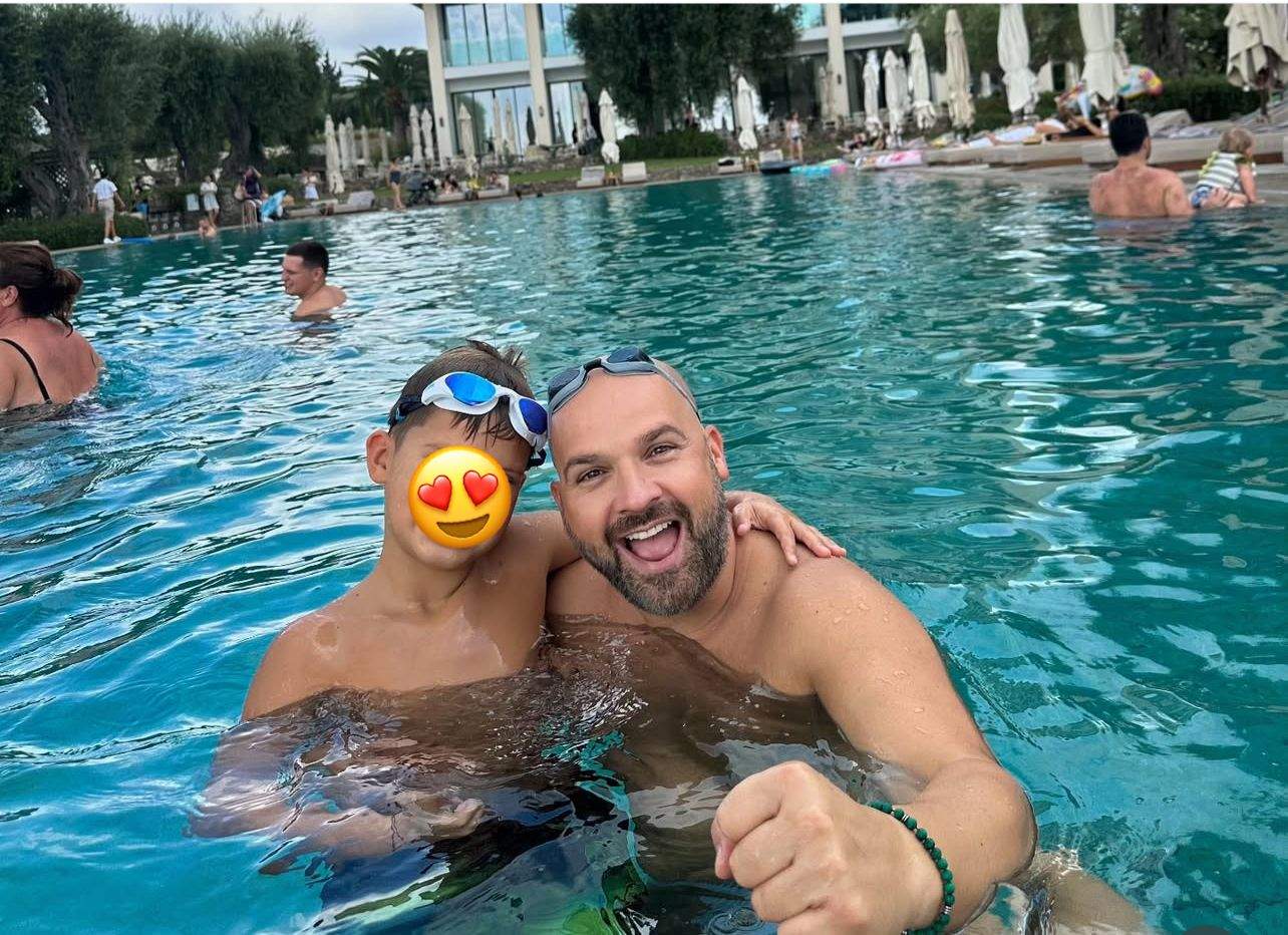 Andrei Ștefănescu, în vacanță, alături de iubită și fiul său. Unde își petrece prezentatorul TV concediul | FOTO