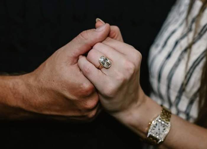 Taylor Swift și Travis Kelce s-au logodit