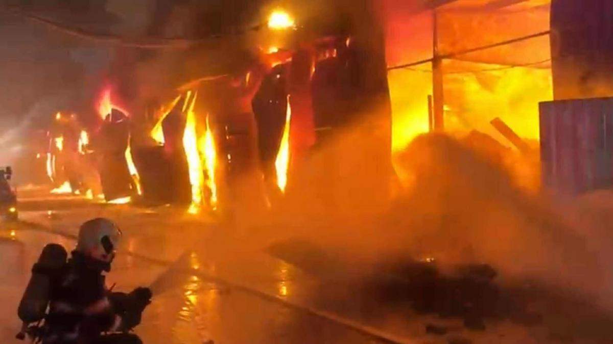 Incendiu puternic în complexul Dragonul Roșu! O clădire s-a prăbușit. Pompierii intervin de urgență