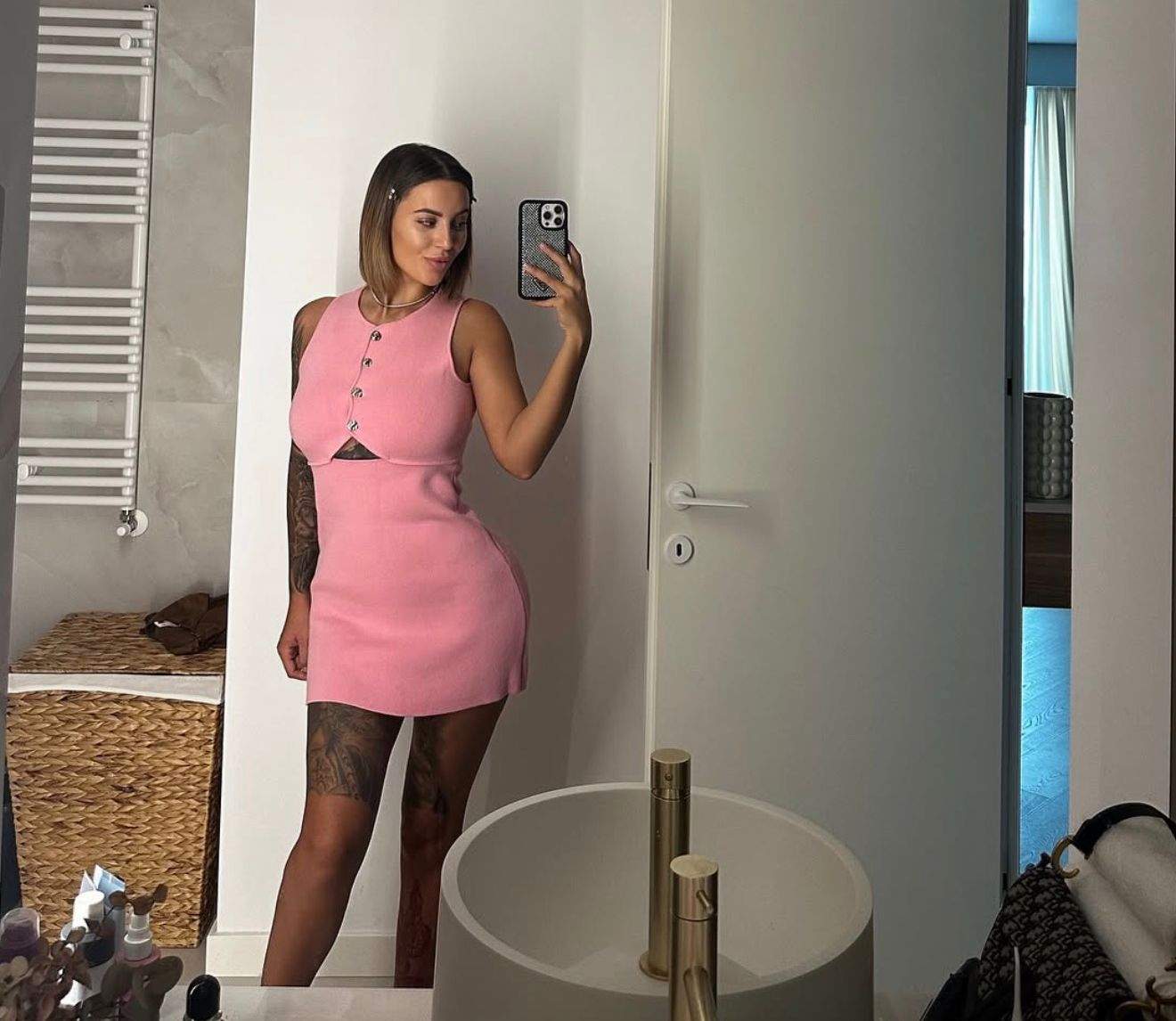 O recunoști? Sigur ai văzut-o recent pe micile ecrane, în ipostaze nu tocmai inocente! Face furori la Insula Iubirii | FOTO