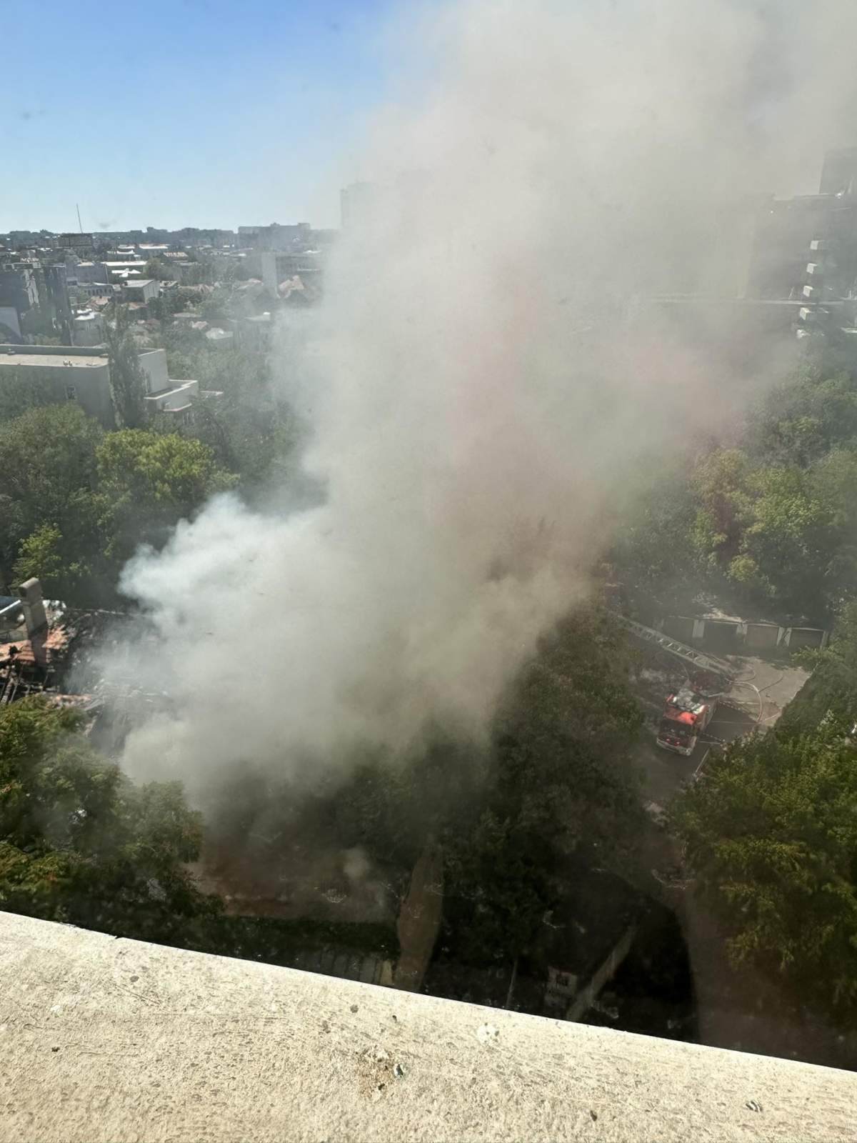 Incendiu puternic la un fost restaurant din Capitală! A fost emis mesaj RO-Alert din cauza degajărilor mari de fum