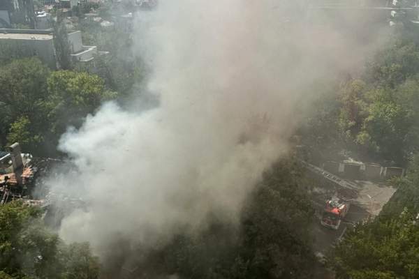 Incendiu puternic la un fost restaurant din Capitală! A fost emis mesaj RO-Alert din cauza degajărilor mari de fum