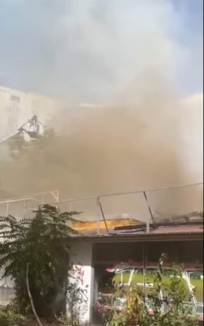 Incendiu puternic la un fost restaurant din Capitală! A fost emis mesaj RO-Alert din cauza degajărilor mari de fum