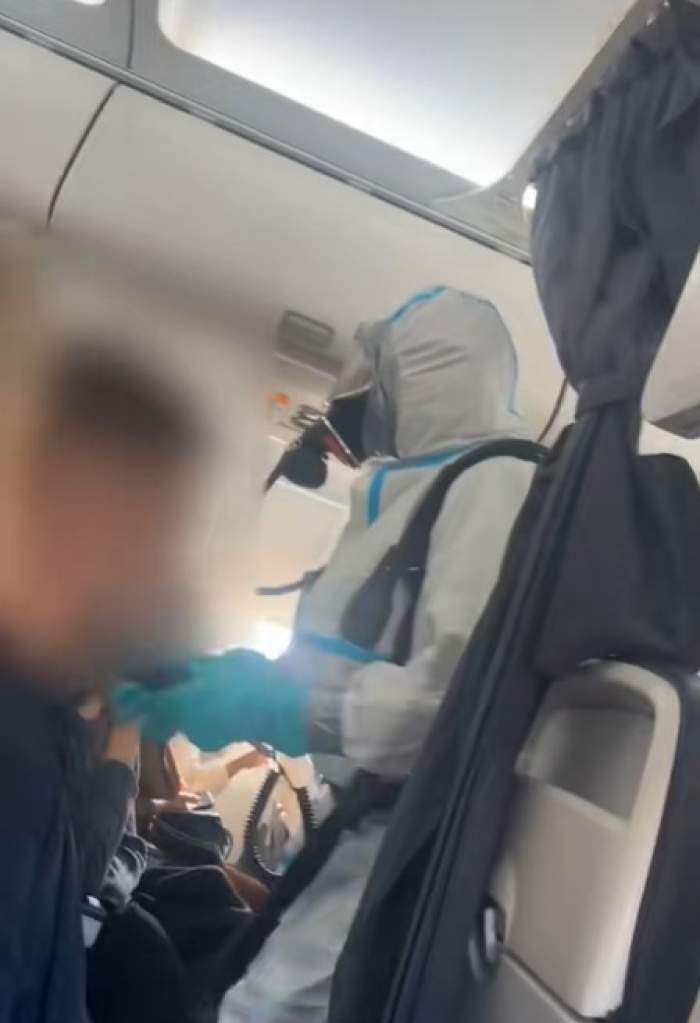 Imagini alarmante! Un avion a aterizat de urgență, iar autoritățile au folosit echipamente de protecție folosite și în pandemie pentru a evacua pasagerii