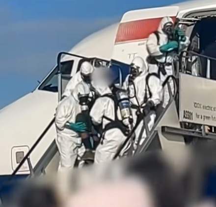 Imagini alarmante! Un avion a aterizat de urgență, iar autoritățile au folosit echipamente de protecție folosite și în pandemie pentru a evacua pasagerii