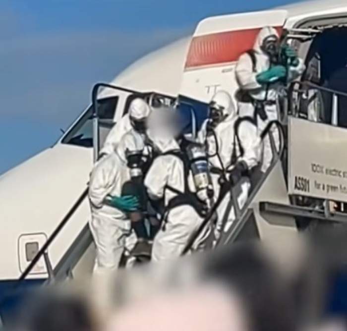 Imagini alarmante! Un avion a aterizat de urgență, iar autoritățile au folosit echipamente de protecție folosite și în pandemie pentru a evacua pasagerii