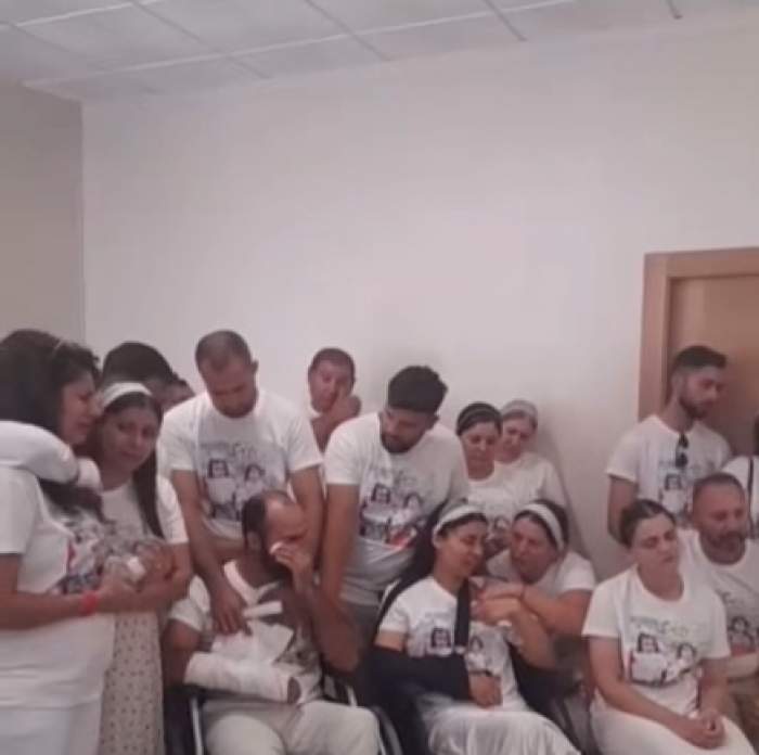 Imagini sfâșietoare de la priveghiul celor trei copii morți în accidentul îngrozitor din Spania. Părinții lor, Noemi și Bogdan, sunt distruși de durere | VIDEO