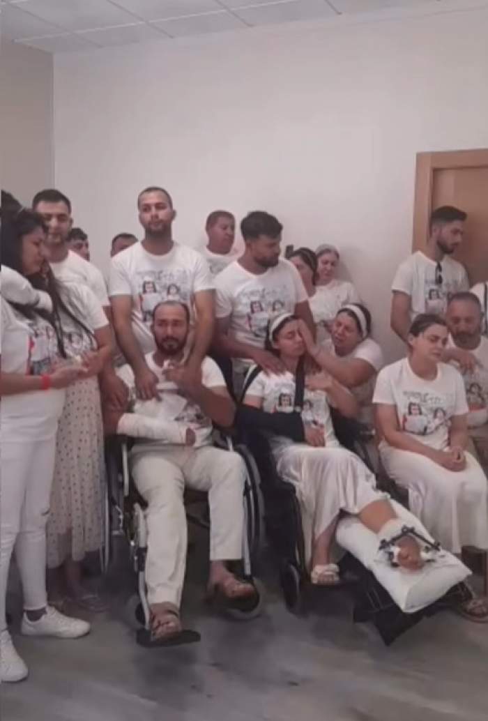 Imagini sfâșietoare de la priveghiul celor trei copii morți în accidentul îngrozitor din Spania. Părinții lor, Noemi și Bogdan, sunt distruși de durere | VIDEO