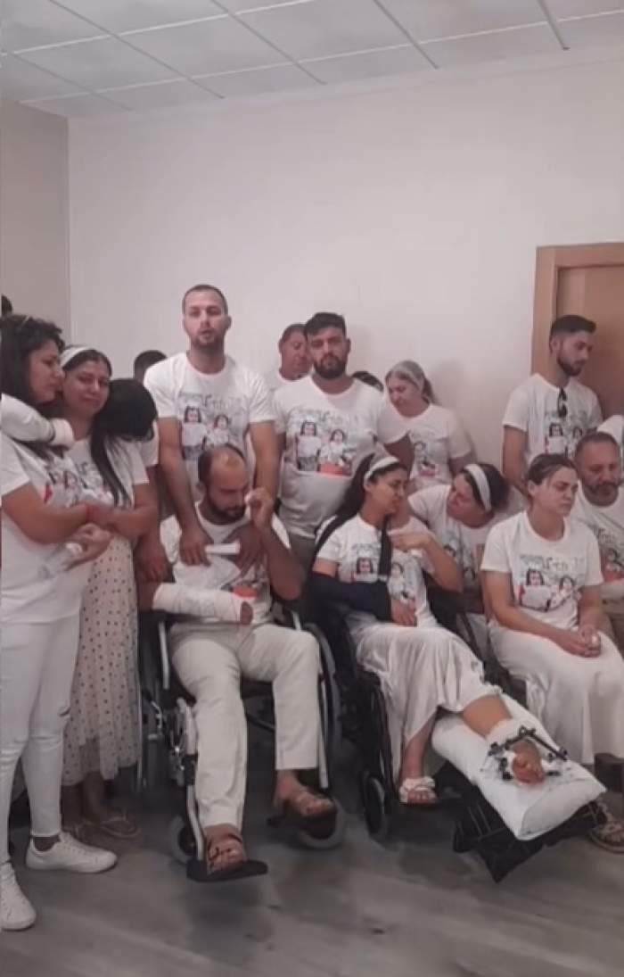 Imagini sfâșietoare de la priveghiul celor trei copii morți în accidentul îngrozitor din Spania. Părinții lor, Noemi și Bogdan, sunt distruși de durere | VIDEO
