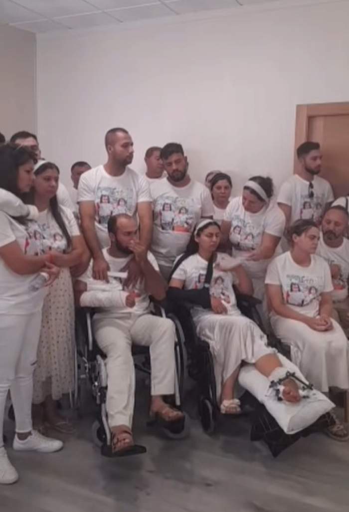 Imagini sfâșietoare de la priveghiul celor trei copii morți în accidentul îngrozitor din Spania. Părinții lor, Noemi și Bogdan, sunt distruși de durere | VIDEO