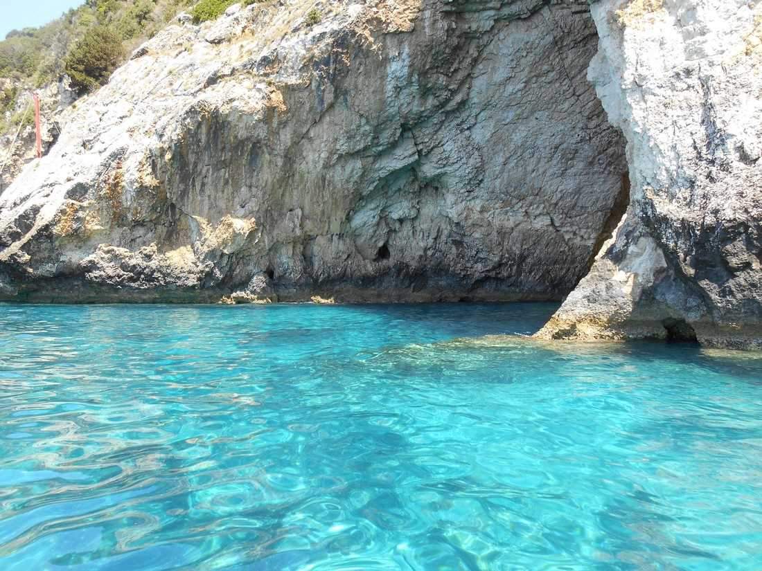 Insula secretă a Greciei, aproape de Corfu, de care puțină lume știe! Destinația fără turiști și agitație cu piesaje de vis, instagramabile