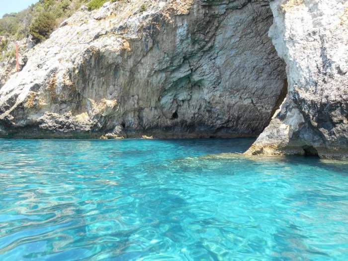 Insula secretă a Greciei, aproape de Corfu, de care puțină lume știe! Destinația fără turiști și agitație cu piesaje de vis, instagramabile
