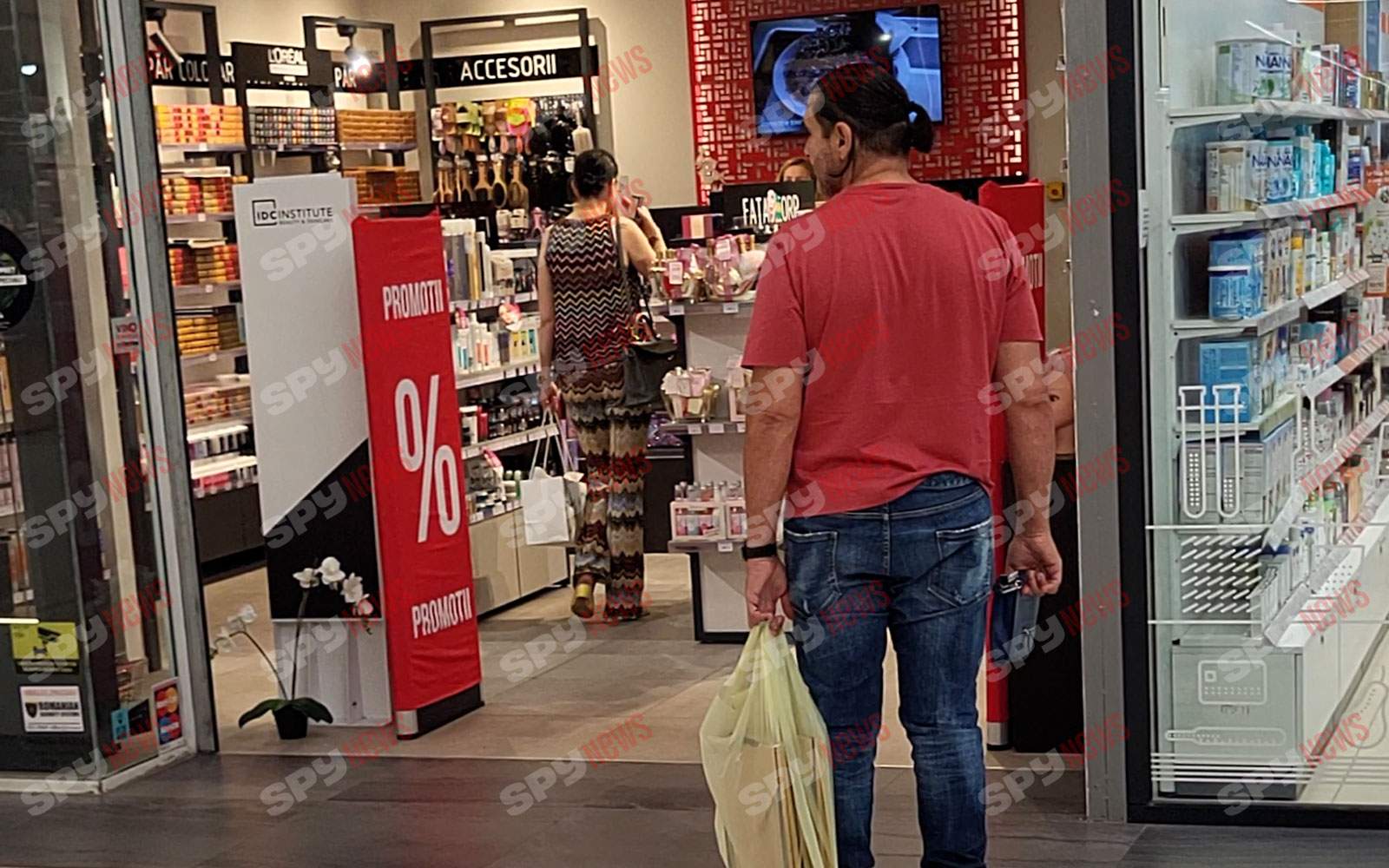 Sunt unul dintre cele mai spumoase cupluri din showbizz! Brigitte și-a luat vopsea de păr, iar Florin Pastramă… Cuminte, în urma soției | PAPARAZZI