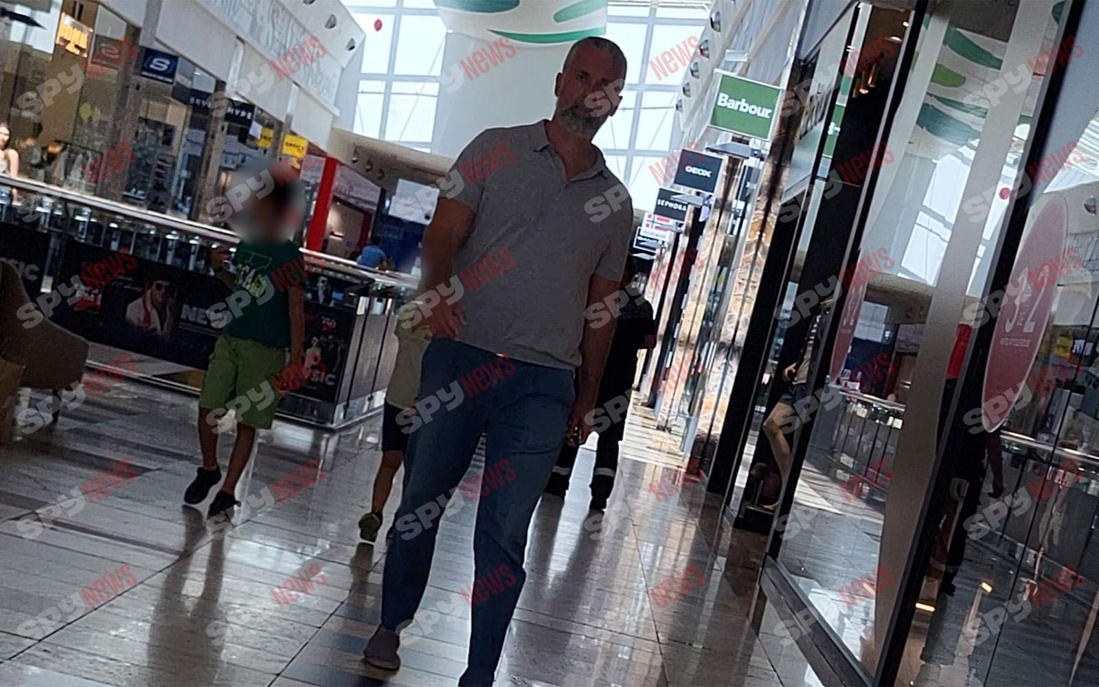 Aceasta poate fi o intrebare de Trivia: Câți copii plimbă Cezar Ionascu? | PAPARAZZI