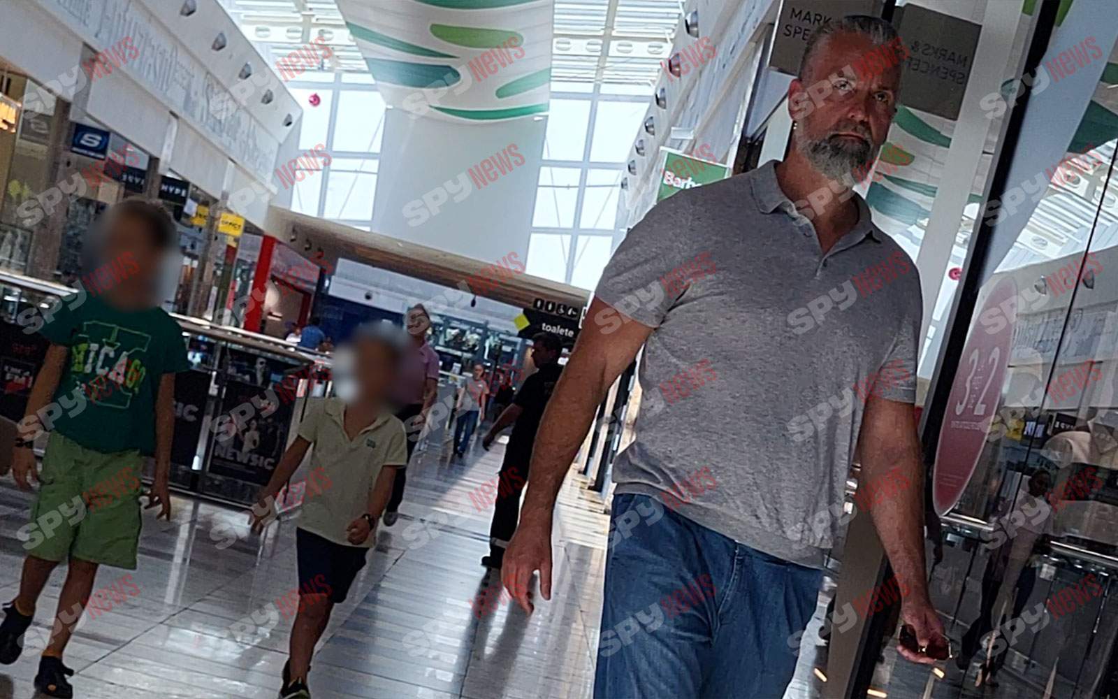 Aceasta poate fi o intrebare de Trivia: Câți copii plimbă Cezar Ionascu? | PAPARAZZI