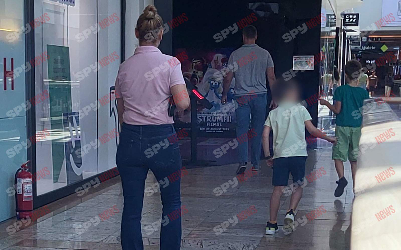 Aceasta poate fi o intrebare de Trivia: Câți copii plimbă Cezar Ionascu? | PAPARAZZI