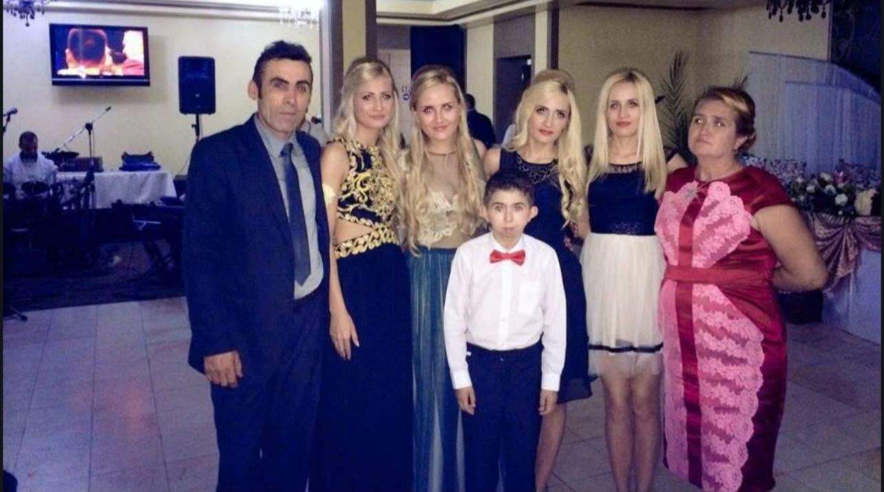 Claudia Puican mai are încă patru frați! Sora ei, Roxana Puican, cântă de peste 10 ani. Cele două seamănă izbitor | FOTO