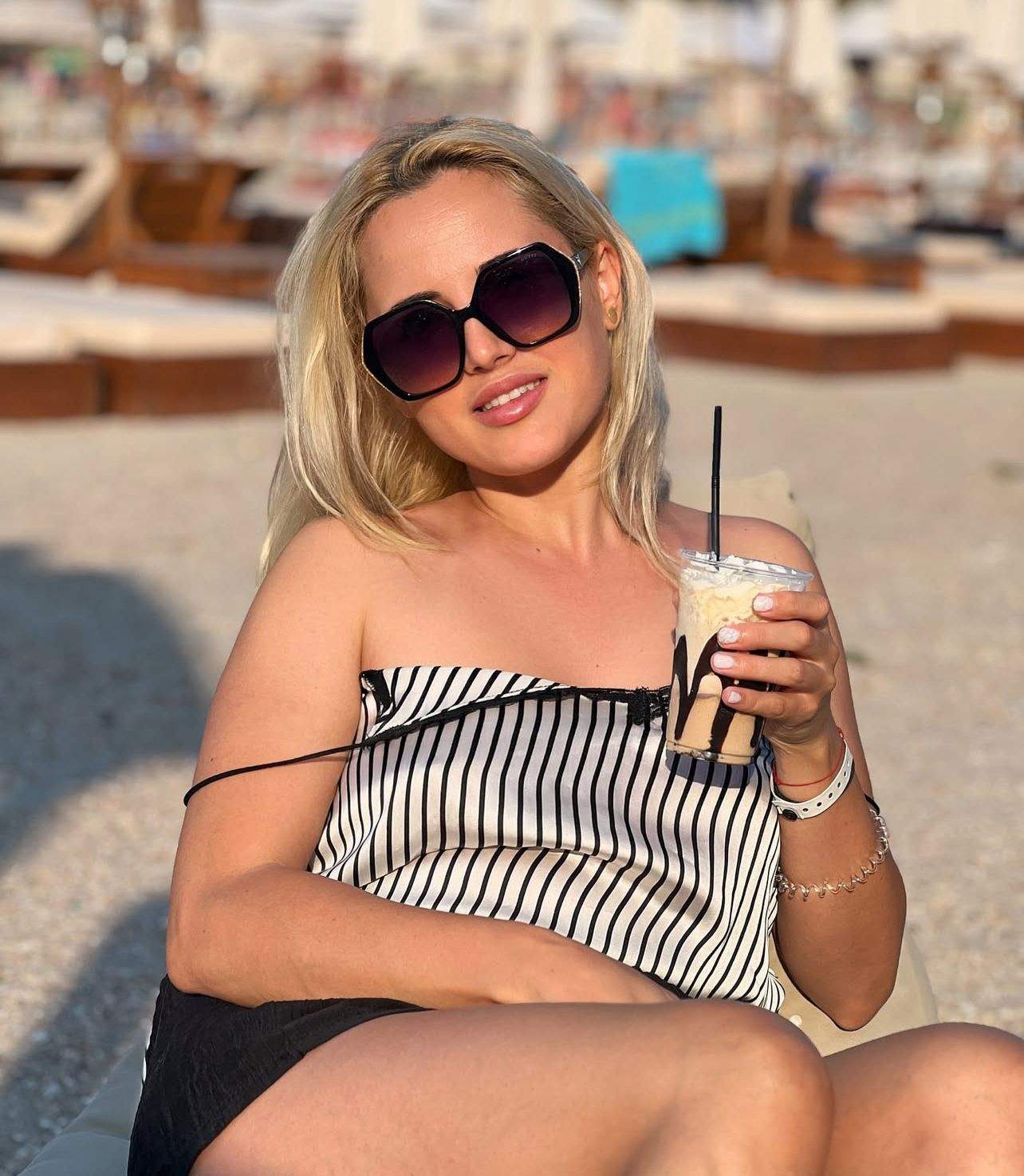 Claudia Puican mai are încă patru frați! Sora ei, Roxana Puican, cântă de peste 10 ani. Cele două seamănă izbitor | FOTO