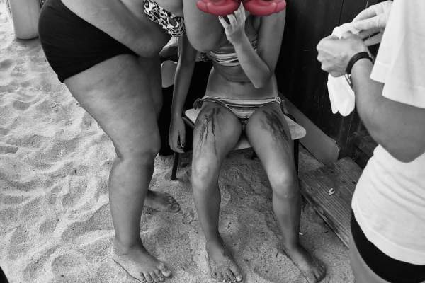 Incident grav la Eforie Nord! Fetiță de 10 ani rănită pe plajă după ce a fost trasă de valuri în stabilopozi