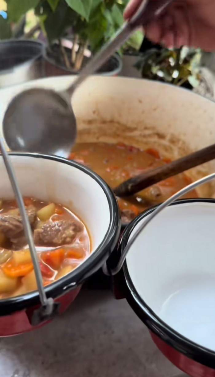 Prezentatorul Radu Vâlcan, de la „Insula Iubirii”, în bucătărie: rețeta de gulaș pe care o face pentru toată familia