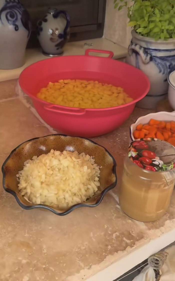 Prezentatorul Radu Vâlcan, de la „Insula Iubirii”, în bucătărie: rețeta de gulaș pe care o face pentru toată familia