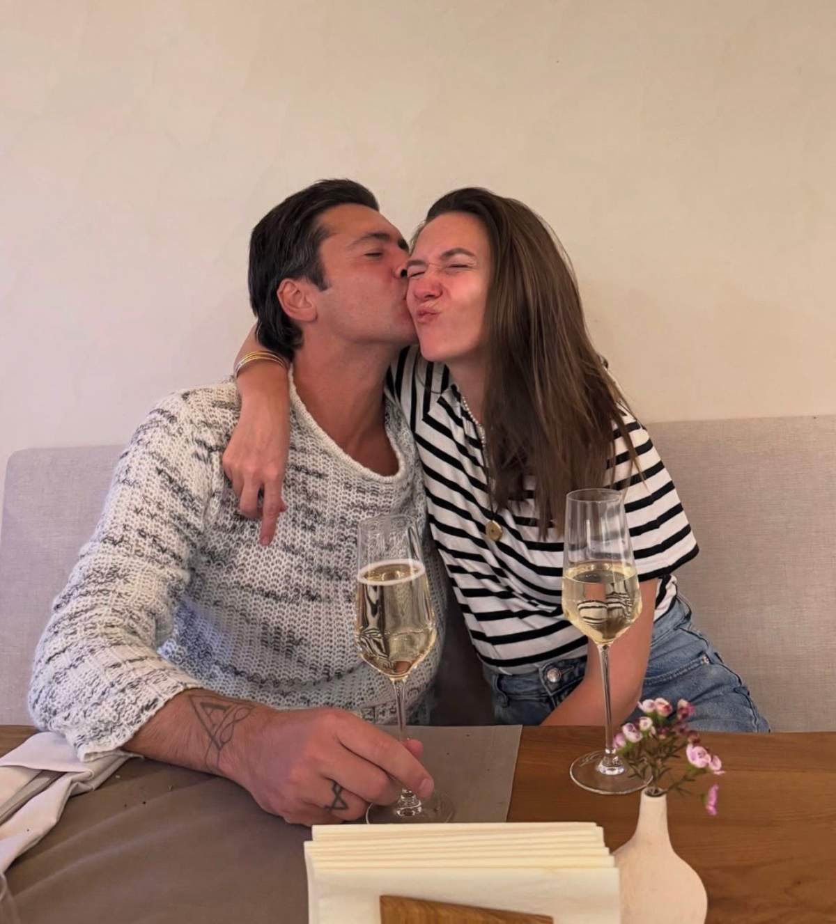 Radu Vâlcan alături de Adela Popescu Prezentatorul Radu Vâlcan, de la „Insula Iubirii”, în bucătărie: rețeta de gulaș pe care o face pentru toată familia