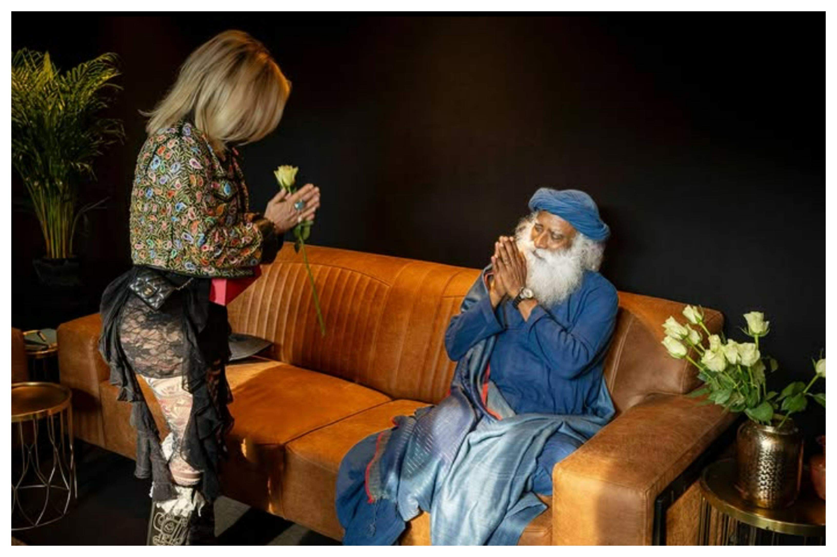 Loredana Groza, experiență deosebită cu Sadhguru. Ce cadou a primit vedeta: “A fost minunat” | FOTO