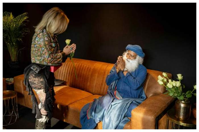 Loredana Groza, experiență deosebită cu Sadhguru. Ce cadou a primit vedeta: “A fost minunat” | FOTO