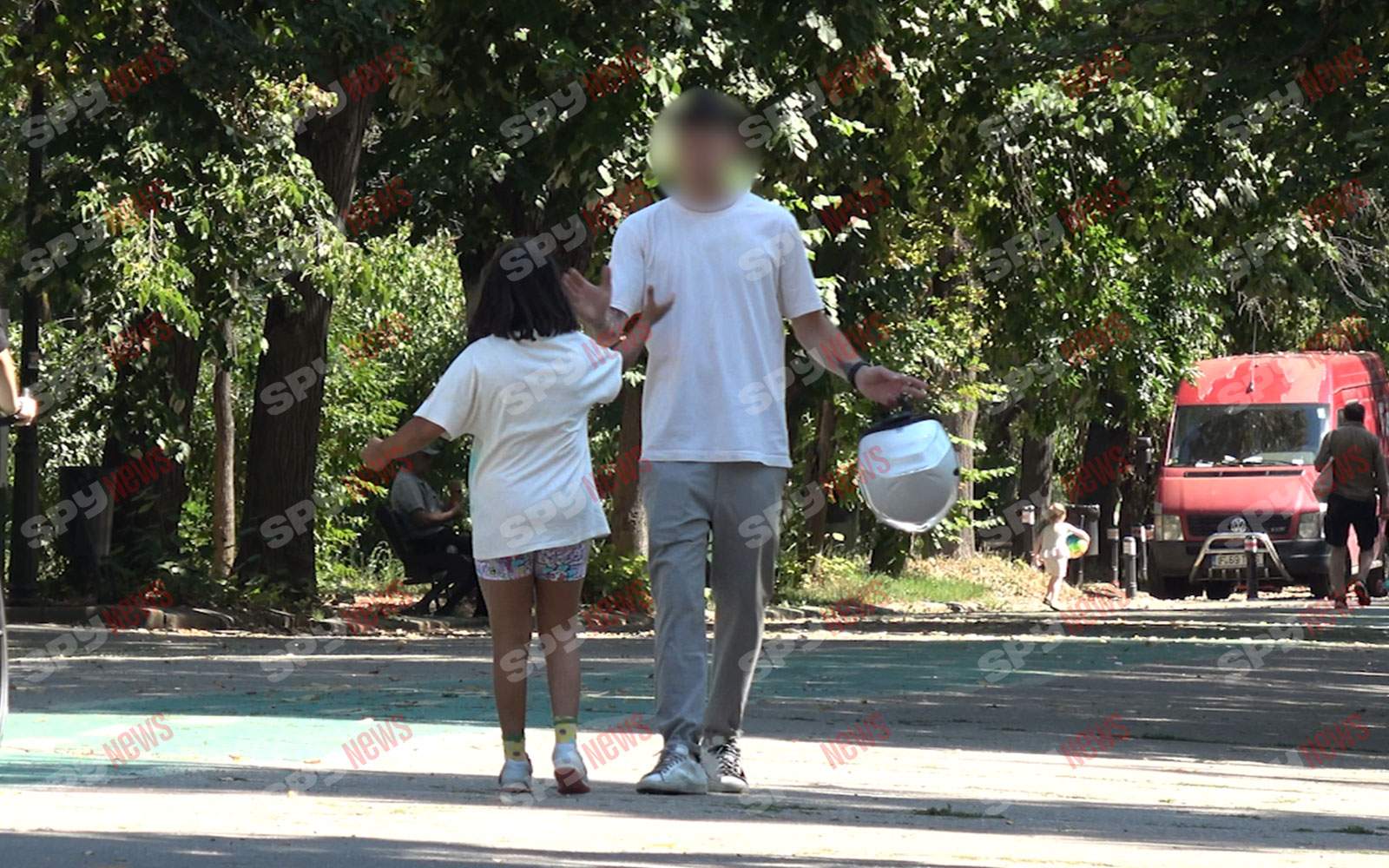 Imagini rare cu Daciana Sârbu şi fiica! S-au distrat de minune în compania unui tânăr misterios! | PAPARAZZI