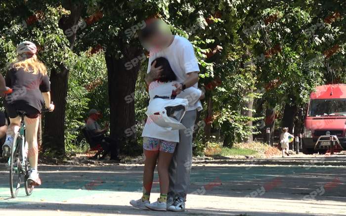 Imagini rare cu Daciana Sârbu şi fiica! S-au distrat de minune în compania unui tânăr misterios! | PAPARAZZI