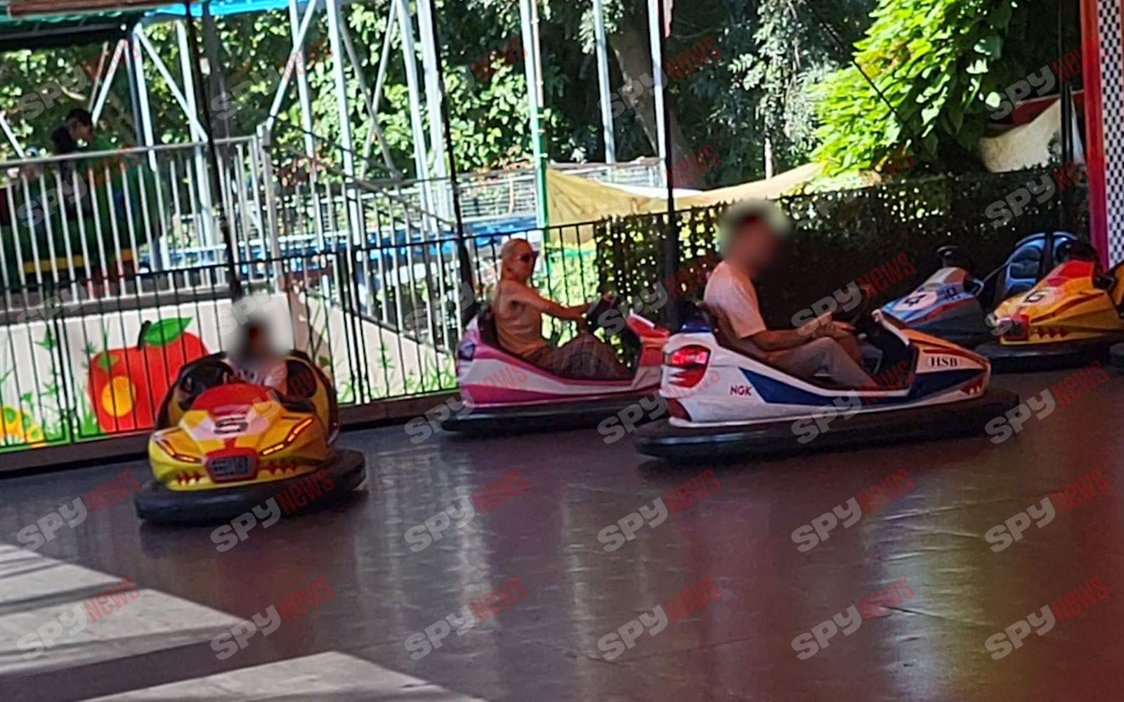 Imagini rare cu Daciana Sârbu şi fiica! S-au distrat de minune în compania unui tânăr misterios! | PAPARAZZI