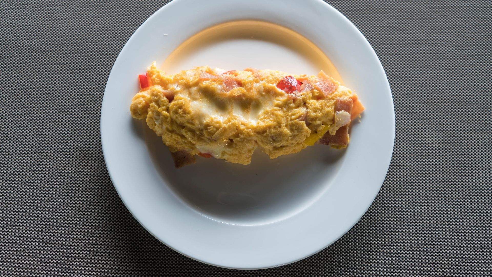 Fierbi, prăjești sau faci omletă? Cum să gătești oul ca să obții maximum de proteină din el