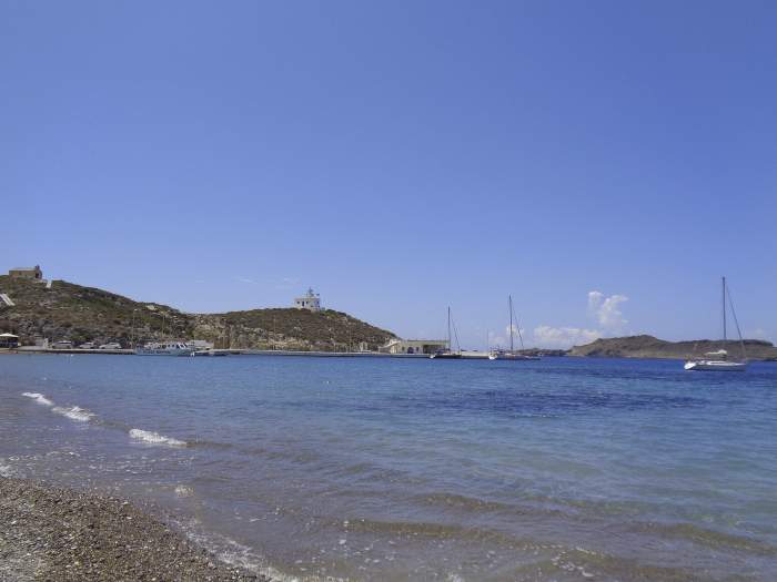 Un golf din Grecia vara, cu oceanul albastru