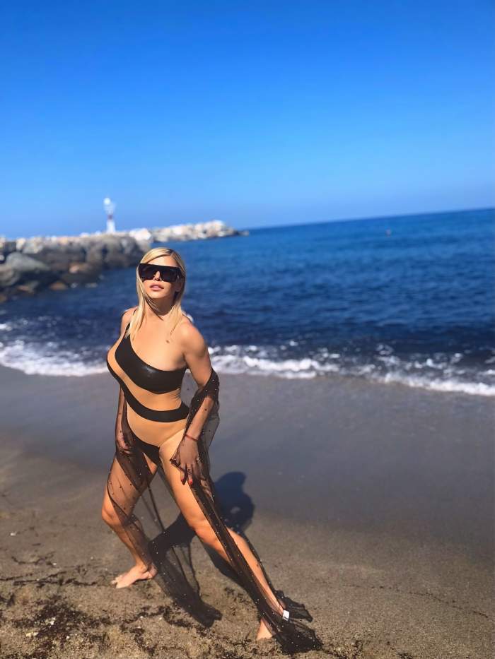 Imagini incendiare cu Loredana Groza în costum de baie! Cât de bine arată artista în vârstă de 55 de ani | FOTO