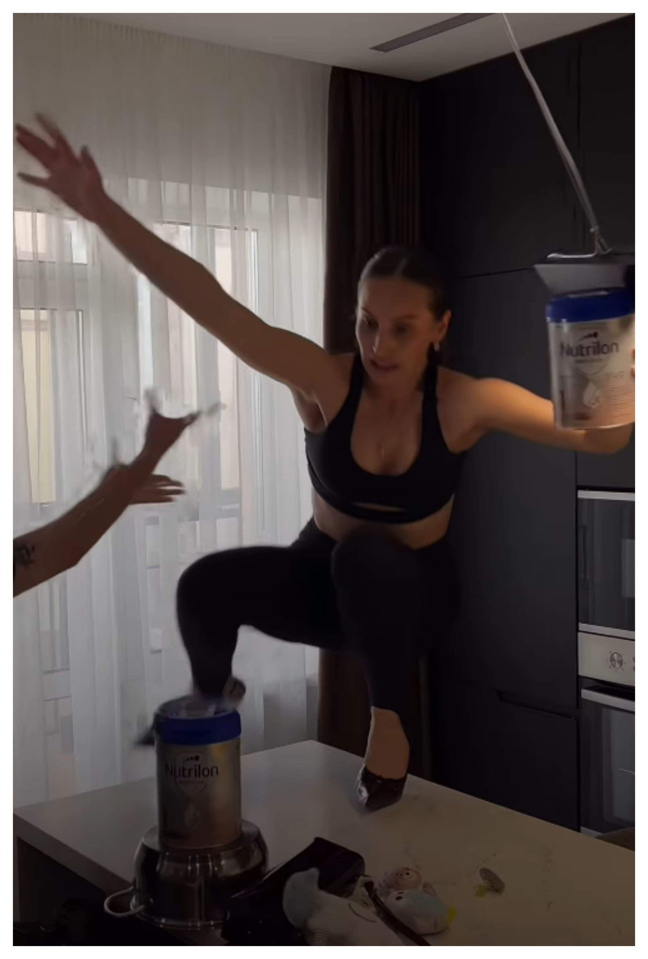 O influenceriță cunoscută și-a fracturat coloana, după ce a făcut un trend pe TikTok. Momentul a fost publicat pe rețelele de socializare: „Viața ne pune la încercare”