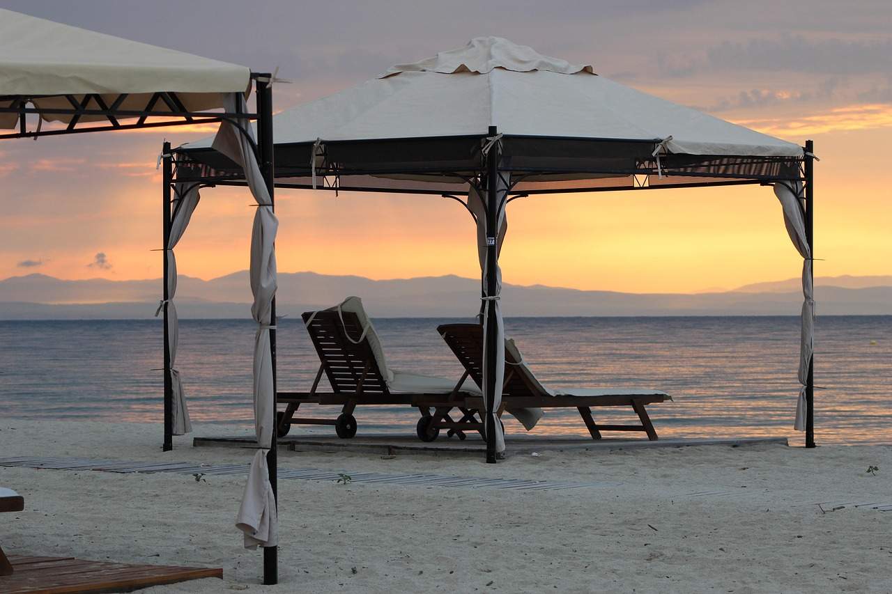 „Taxă pe cearceaf” pe litoralul românesc! Ce sumă au scos românii din buzunare pentru a sta la plajă